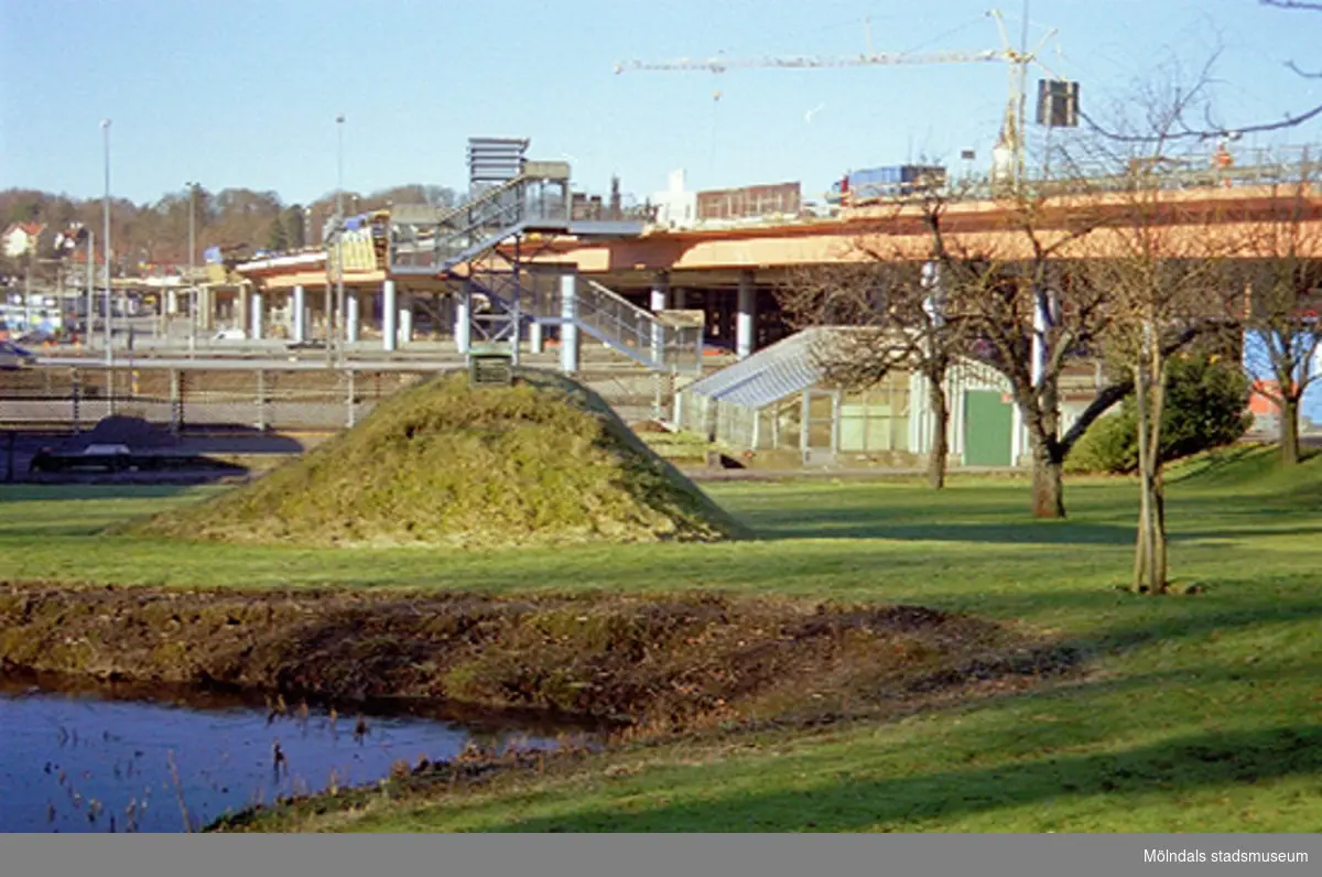 Växthus tillhörande Villa Papyrus. Till höger ses Mölndals bro.