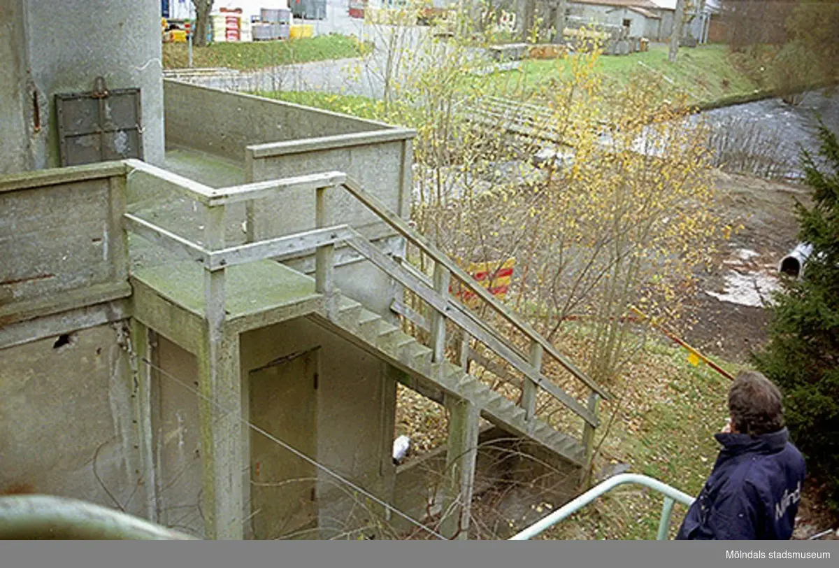 Byggnadsdokumentation av Papyrusområdet. Vy från norr på trappa tillhörande f.d. syratornet inom Papyrusområdet, oktober 1998. Ove Grönlund står i nedre, högra hörnet.