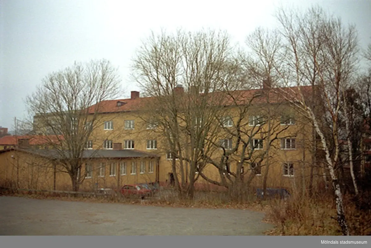 Byggnadsdokumentation av Häradsgatan 1, oktober 1998 - januari 1999. Huset var tidigare elevbostad till verkstadsskolan/yrkesskolan på Terrakottagatan. Blev senare kontor.