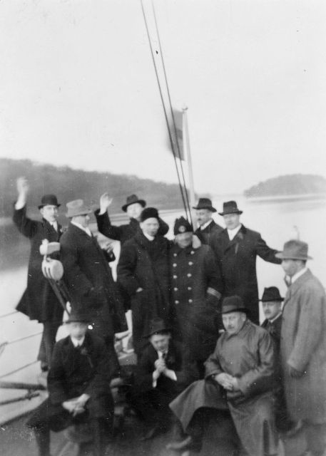 På akterdäck. Fr.v. Ekner, Wilhelmsson, Stark, Högner, Juhlin,
Humble, Sjöbäck, Aurén, Linnäs, Hammarqvist, Fahlström och Antoni.