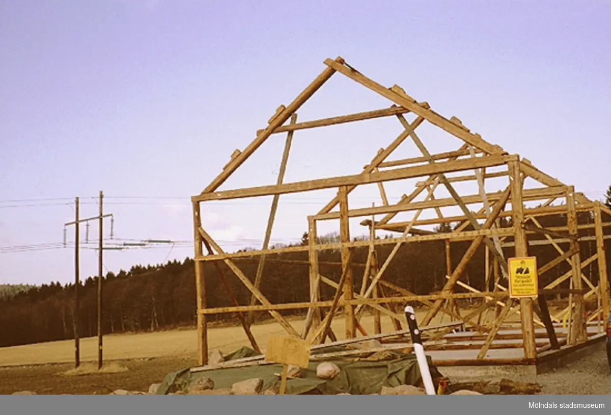 Långåkers lada, som har flyttats från Verner Carlssons gård i Tollered, återuppbyggs, april 1993.