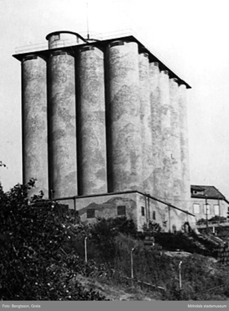 Kamouflagemålad silo - ett kännetecken uppe på Kvarnbygatan i Mölndal.
SOAB-Svenska Oljeslageri AB, år 1943-1946.