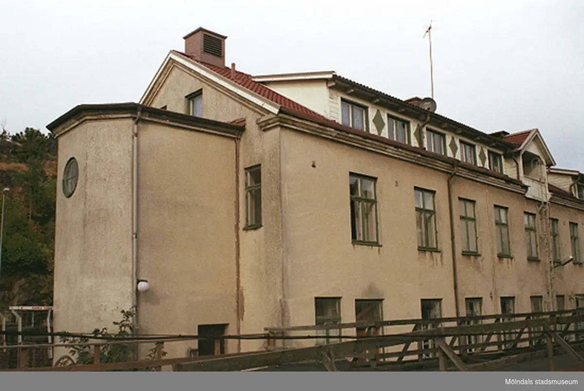 Bostadshus (Byggnad 213) på Kvarnbygatan 4. Fastigheten och dess trapphus, fotograferad söderifrån mot baksidan, tillhör Papyrus och är fotad från dess område. Gamla torget ligger på andra sidan gatan (ej i bild). September-oktober 1998.