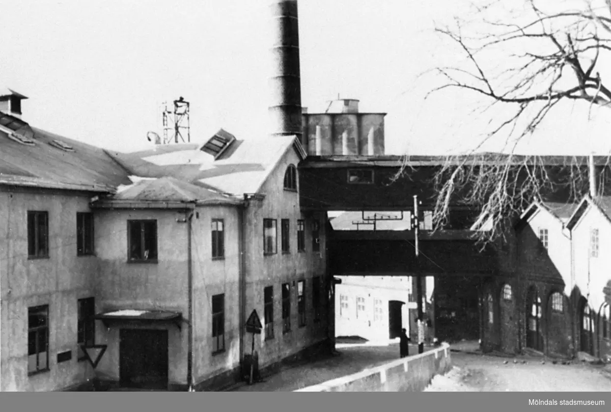 Viktor Samuelsons fabrik "Strumpan", omkring 1940. På andra sidan Kvarnbygatan låg Soab, där silotornen skymtar i bakgrunden.