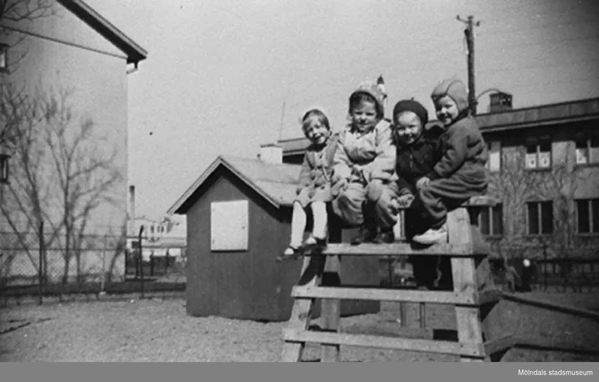 Fyra barn på Krokslätts daghem, Dalhemsgatan 7 i Krokslätt 1949.