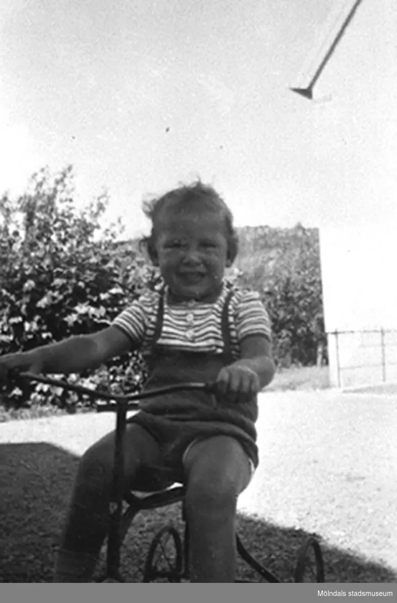 Margits "älsklingsbarn" Håkan Carlsson på Krokslätts daghem under Margits Emilssons (gift Wannerberg -52) praktik som biträde: 
1945-10-01 - 1946-08-01.

"Håkans charm och hans rara föräldrar bidrog till att jag valde yrket 'barnträdgårdslärarinna'. Jag var otröstlig när jag skildes från Håkan - då jag slutade för att börja på seminariet." / Margit Wannerberg.