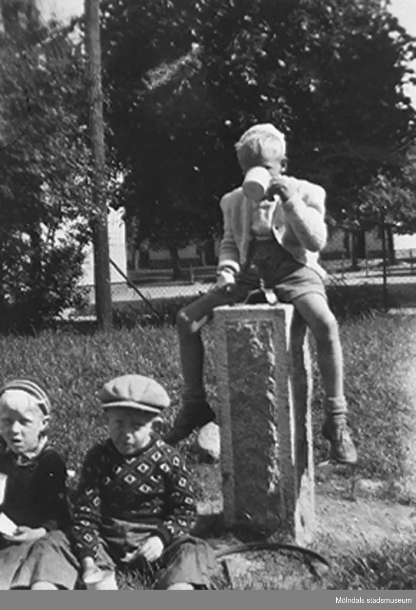 Barn fikar i trädgården på Krokslätts daghem under Margit Emilssons (gift Wannerberg -52) praktik som biträde
1945-10-01 - 1946-08-01.