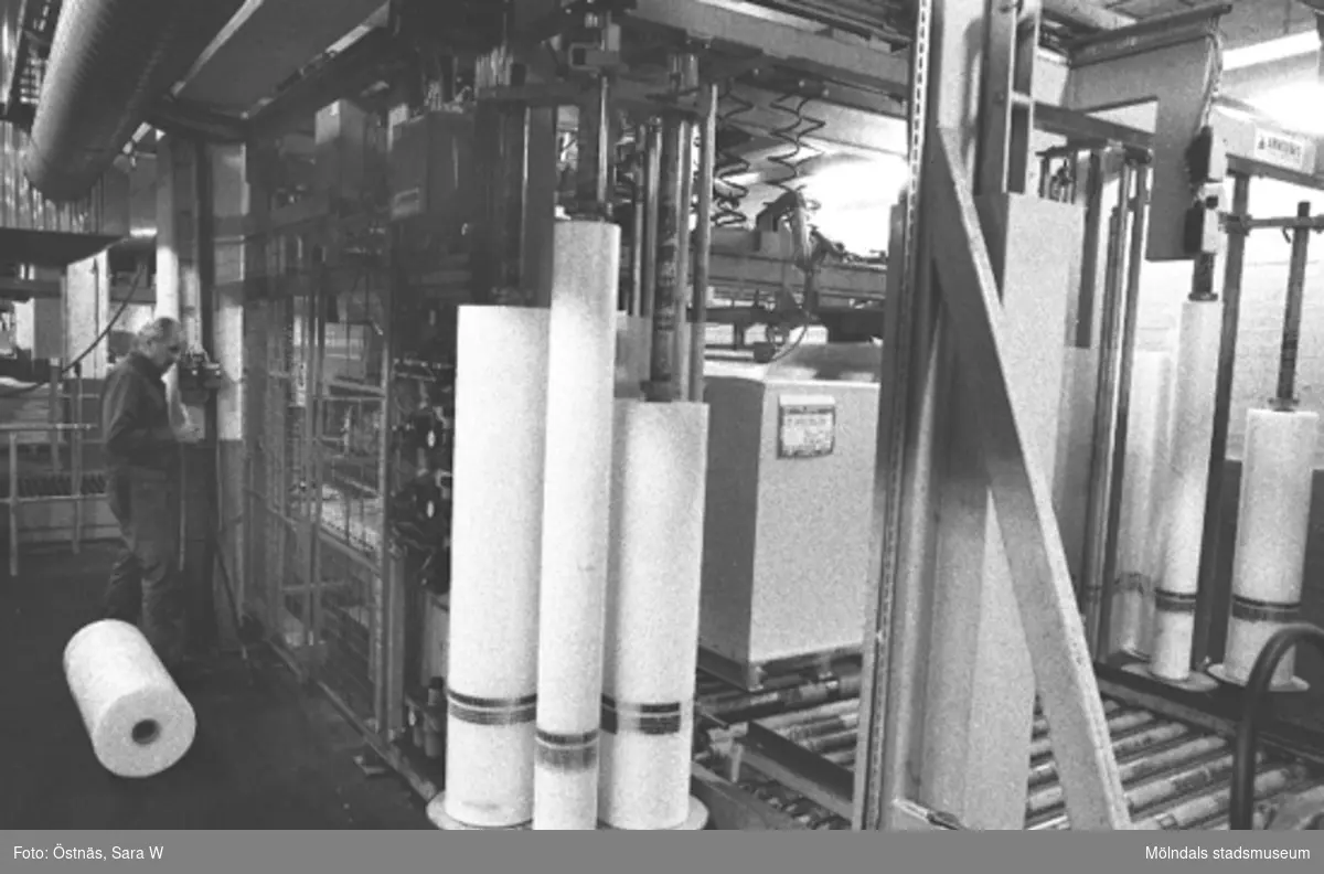 Papperstillverkning, 1980-tal.
Bilden ingår i serie från produktion och interiör på pappersindustrin Papyrus.