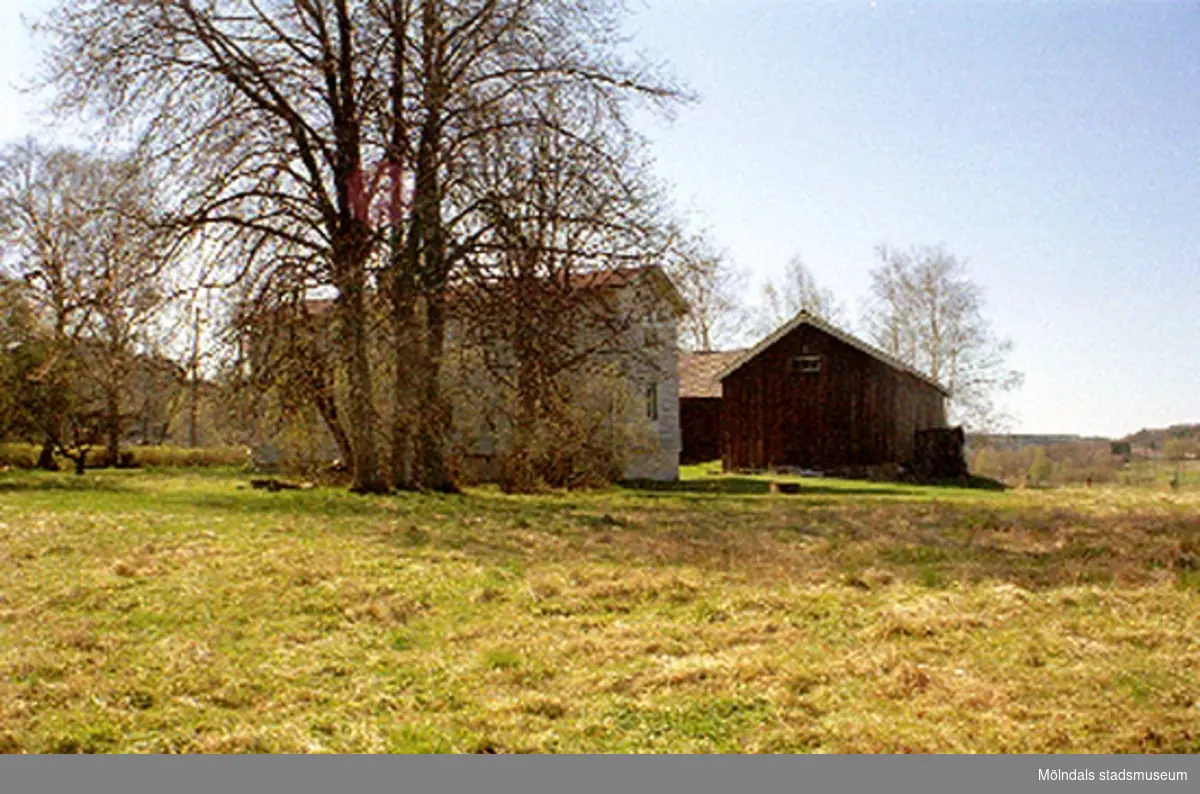 Rivningsdokumentation av en gård.
Heljeredsvägen, Heljered 2:14 i Kållered, juli 1999.