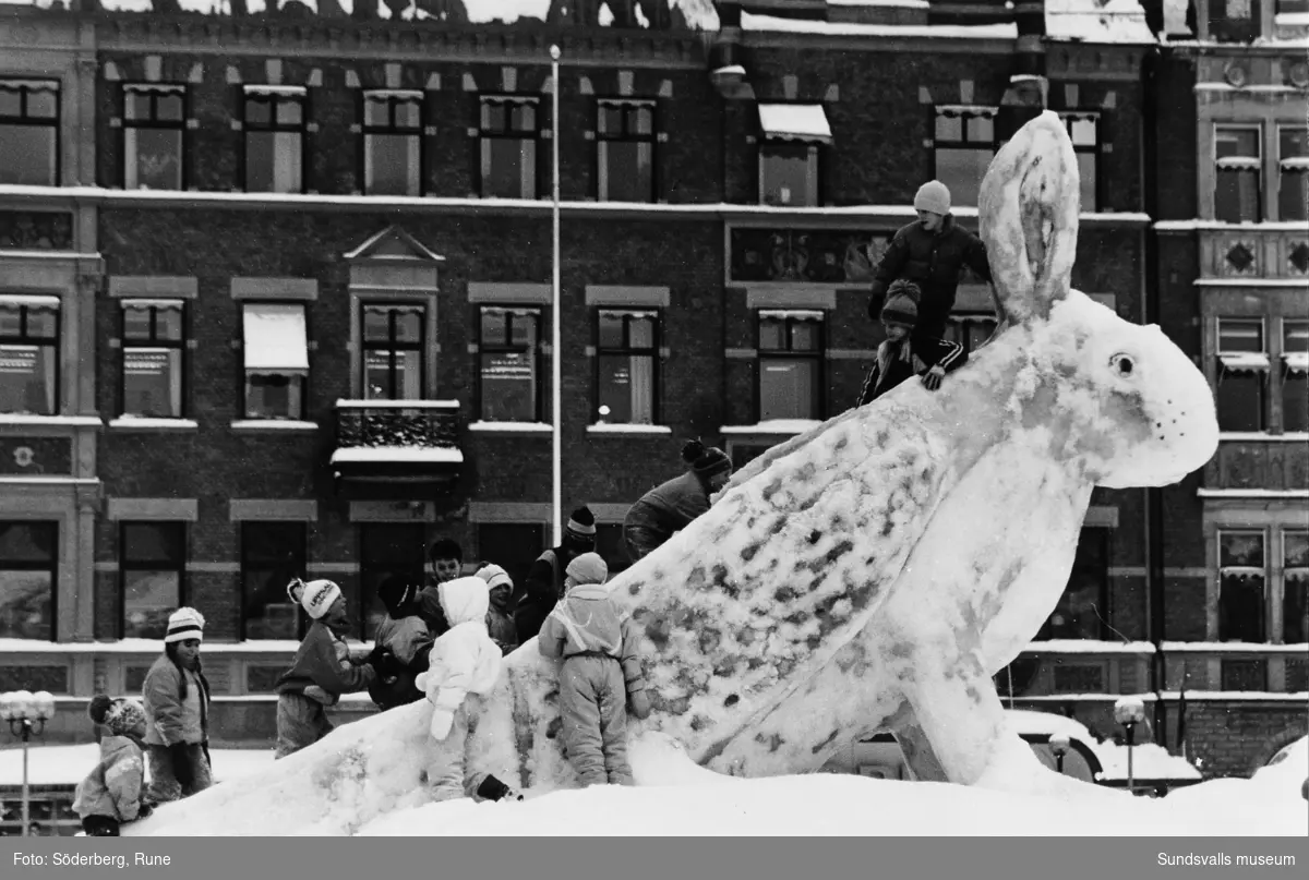 Snöskulpturen "Skvadern" med inbyggd ruschkana på Stora Torget.