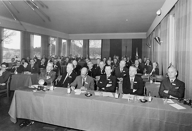 Åhörare vid bordet närmast, fr.v.: Dennis Halling, Gustaf
Lundström, Ebbe Bringert, Elof Lövgren, ? , och Lars Bäck.