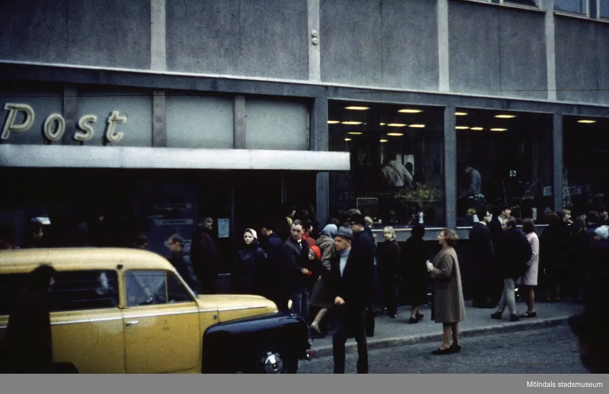 Folksamling utanför postkontoret på Frölundagatan (idag: Brogatan) i Mölndal, 1970-tal.