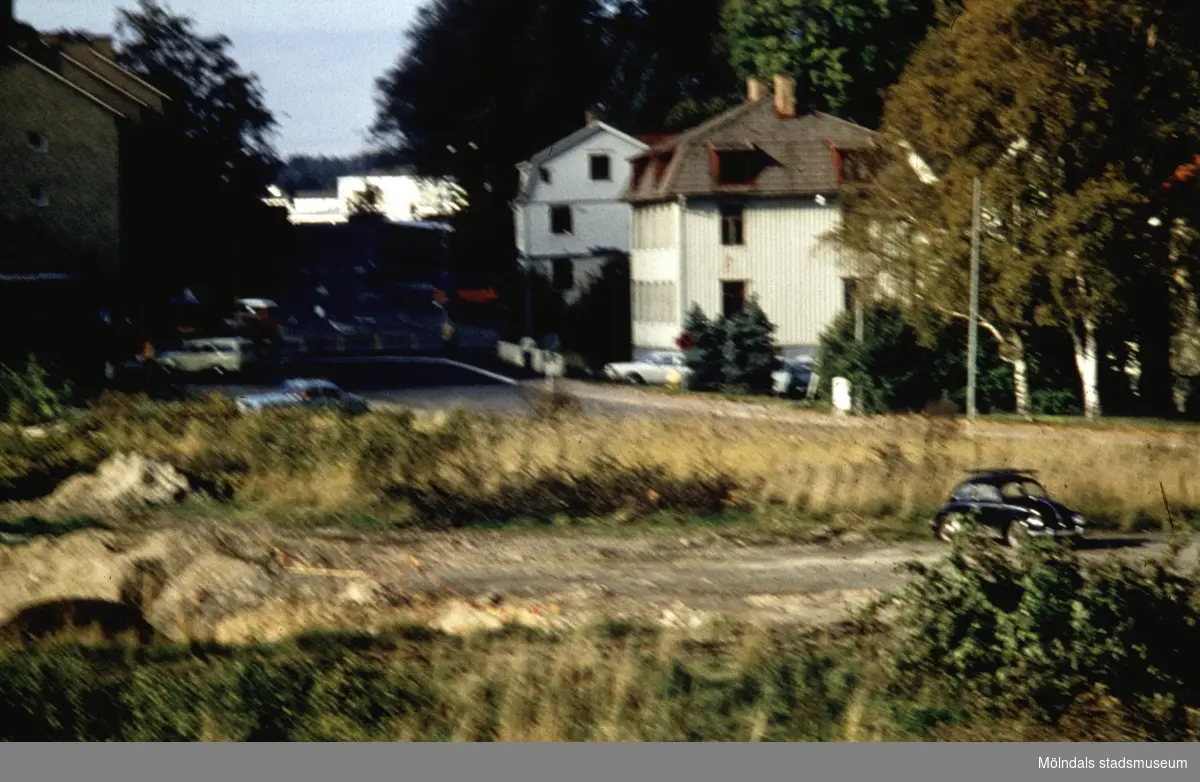 Vy från platsen för f.d. Dagas Café på bebyggelse vid Frölundagatan i Mölndal, 1970-tal. 
Relaterat motiv: 2007_0368.