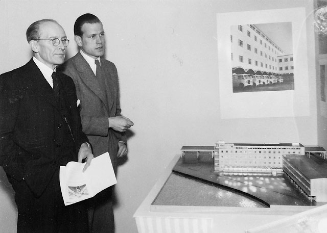 Generaldirektör Anders Örne (t.v.) ser på utställningen tillsammans
med arkitekt Lars Erik Lallerstedt.
