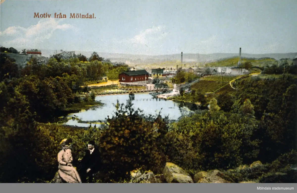Färglagt vykort. Målning av landskapsvy över Mölndal.
Målad av den naivistiske mölndalskonstnären Knut Berg.