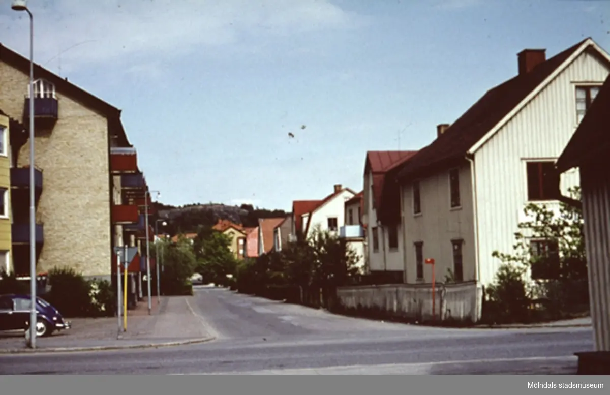 Bostadshus längs Bergmansgatan i Mölndal, år 1968.
I vänsterkant på bild: ingång till Arbetsförmedlingen under en viss period, och till höger Andre´ns Möbler, Lagerbyggnaden. Därefter nedåt gatan följer "Qvicks","Brandmannens", Bjureks, Arnold Lundins och Lindqvists.