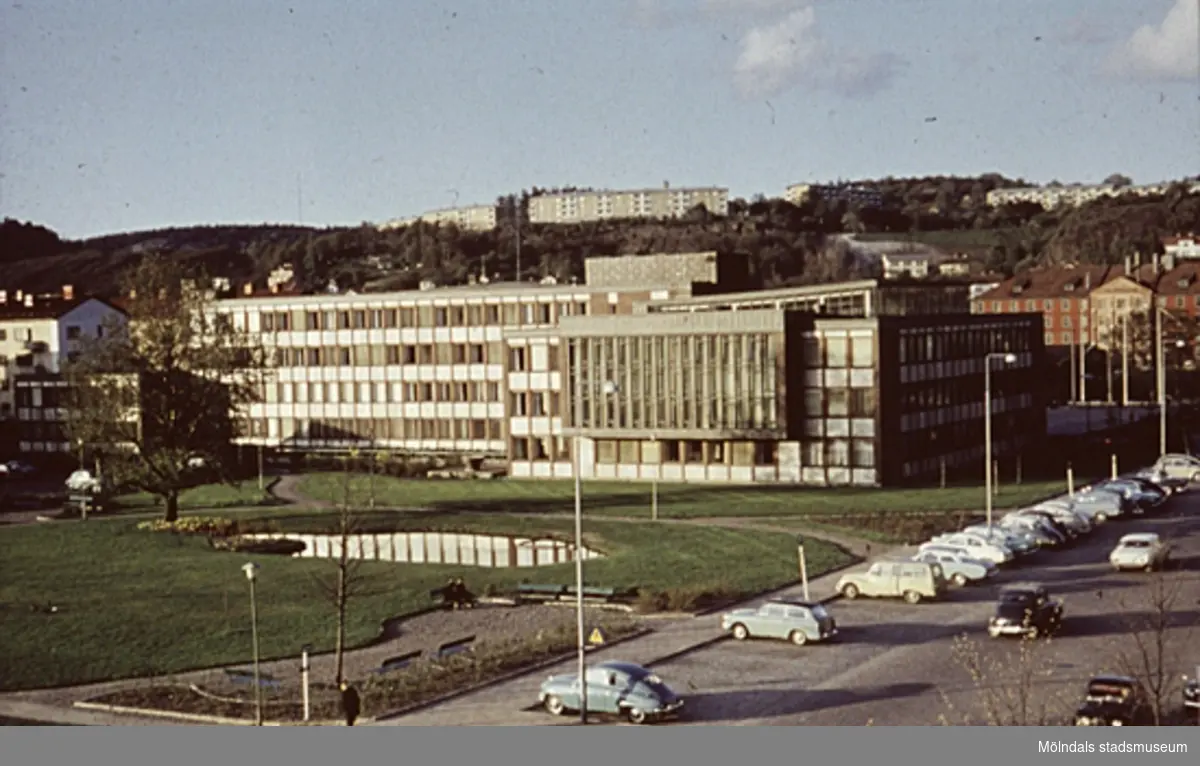 Stadsvy över Mölndals stadshus på Knarrhögsgatan i Mölndal, 
år 1965.