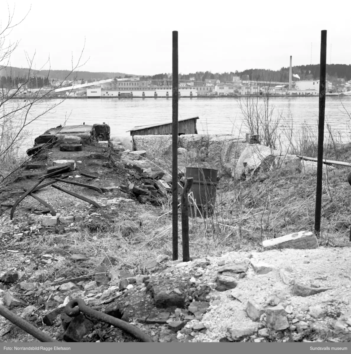 Rester av gamla industrier på Alnö mot Johannedal.