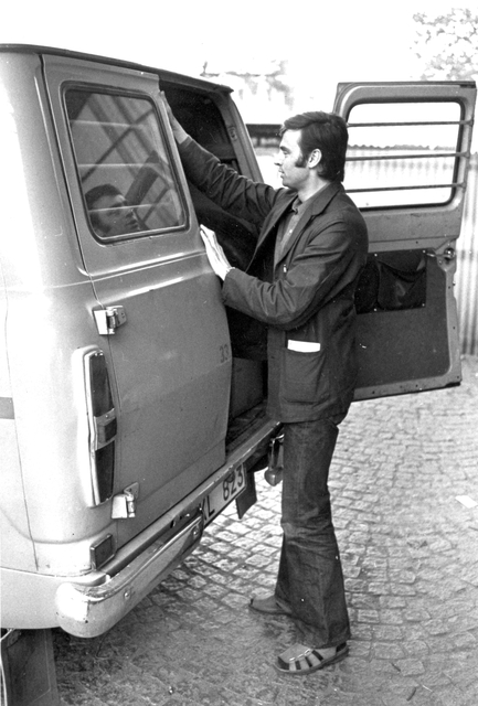 Jan-Olov Nilsson bakom postbil. Postkontoret Hägersten 1.
Bilmodellen är en Ford Transit.