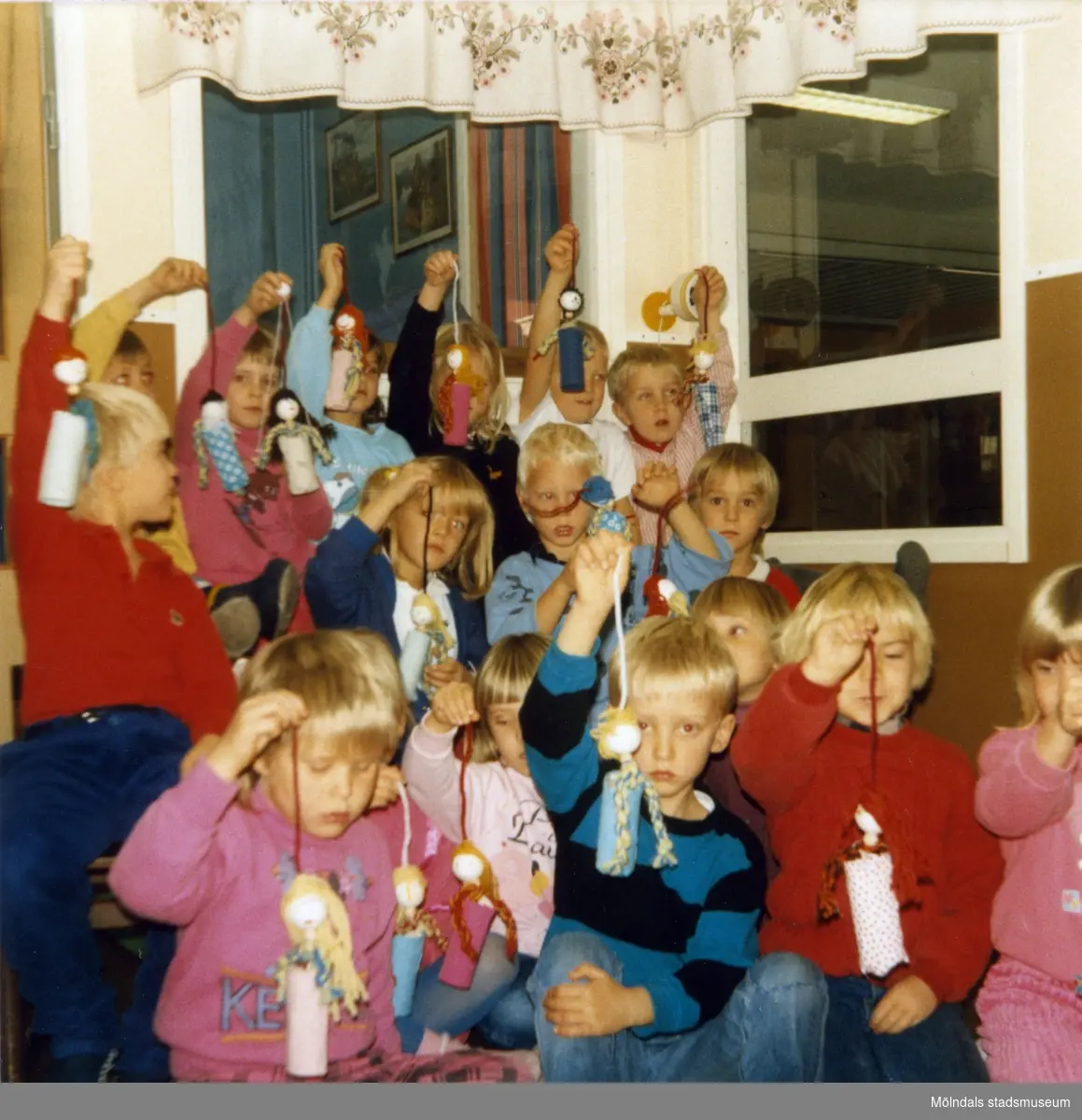 Dagisbarnens egna dockor. Dockteater hos Gastorp deltidsgrupp 1986-11-20. Fotografi ur album tillhörande Blanka Kaplan.