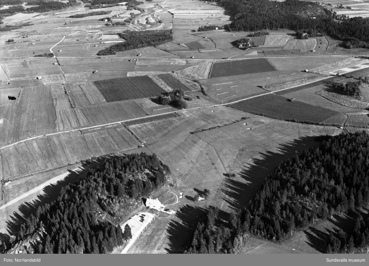 Flygfoton över Skottsunds golfbana med omgivande bebyggelse. På båda bilderna syns golfbanans klubbhus, på bild två före detta Skottsunds barnhem i centrum vid Skottsundsvägen. Längre upp i bild Junivägen och Kråksta tjärn. I övre högra delen av bilden tre gårdar som fortfarande (2016) finns kvar.