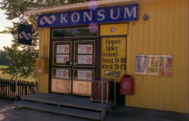 Posten i Hällberga. Inlämningspostställe till och med 1985. Inrymt
i ortens Konsumbutik. Ortadressen är Eskilstuna sedan poststationen
indrogs den 1/11 1965.Fram till 1/4 1980 var det postombud.
