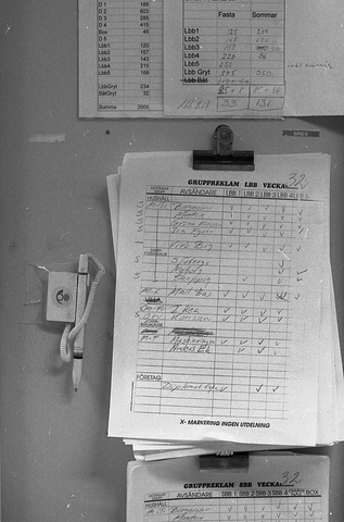 En lantbrevbärarlista vid en postaanstalt, för utdelning av
gruppreklam. Tillhör en dokumentation av en lantbrevbärare i trakten
av Valdermarsvik av fotograf Ove Kaneberg.
