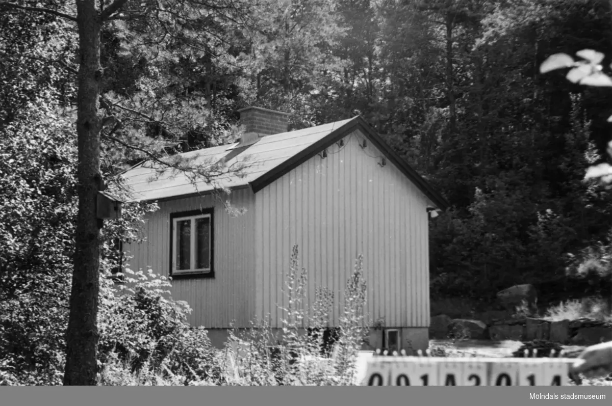 Byggnadsinventering i Lindome 1968. Skräppholmen (2:2).
Hus nr: 091B4026.
Benämning: fritidshus.
Kvalitet: god.
Material: trä.
Tillfartsväg: framkomlig.
Renhållning: soptömning.