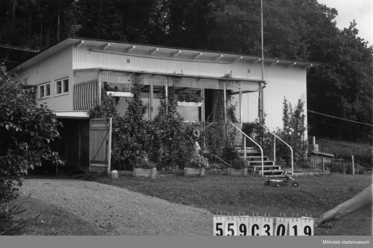 Byggnadsinventering i Lindome 1968. Fagered.
Hus nr: 559C3019, t. yrkesskolan.
Benämning: permanent bostad, garage och hönshus.
Kvalitet: god.
Material: trä.
Övrigt: fint anpassat.
Tillfartsväg: framkomlig.
Renhållning: soptömning.