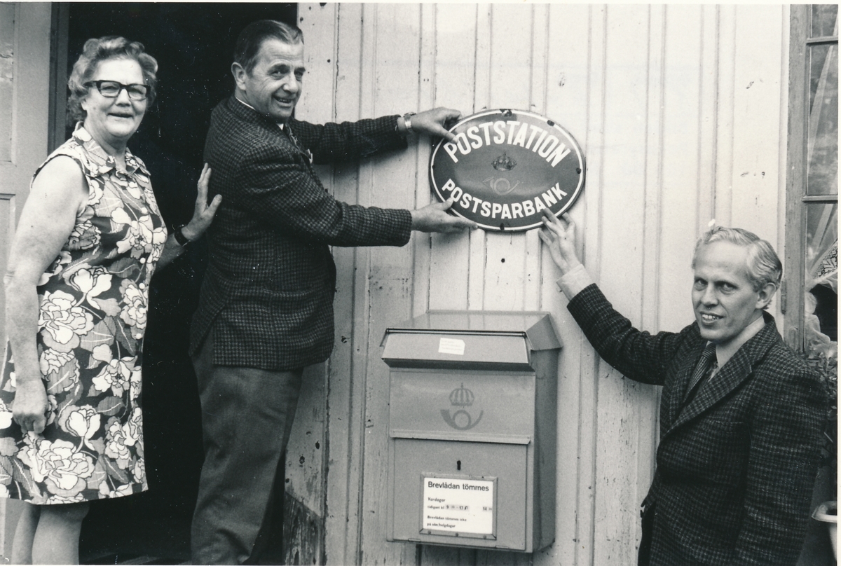 Nedplockning utav poststationsskylten vid Postkontoret i Karlskrona, 1974.