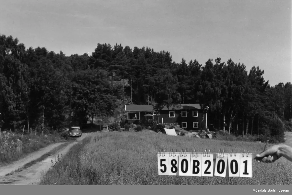 Byggnadsinventering i Lindome 1968. Dvärred 4:2.
Hus nr: 580B2001.
Benämning: permanent bostad.
Kvalitet: mycket god.
Material: trä.
Tillfartsväg: framkomlig.