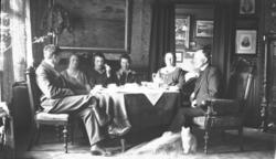 interiør, stue, kaffebord, kvinner4, menn2, maleri, lampe, p