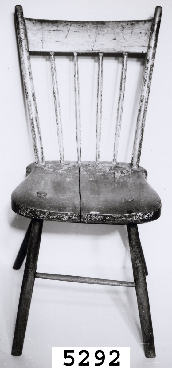 Arbetsstol av furu, pinnstolstyp. Från 1700-talet.