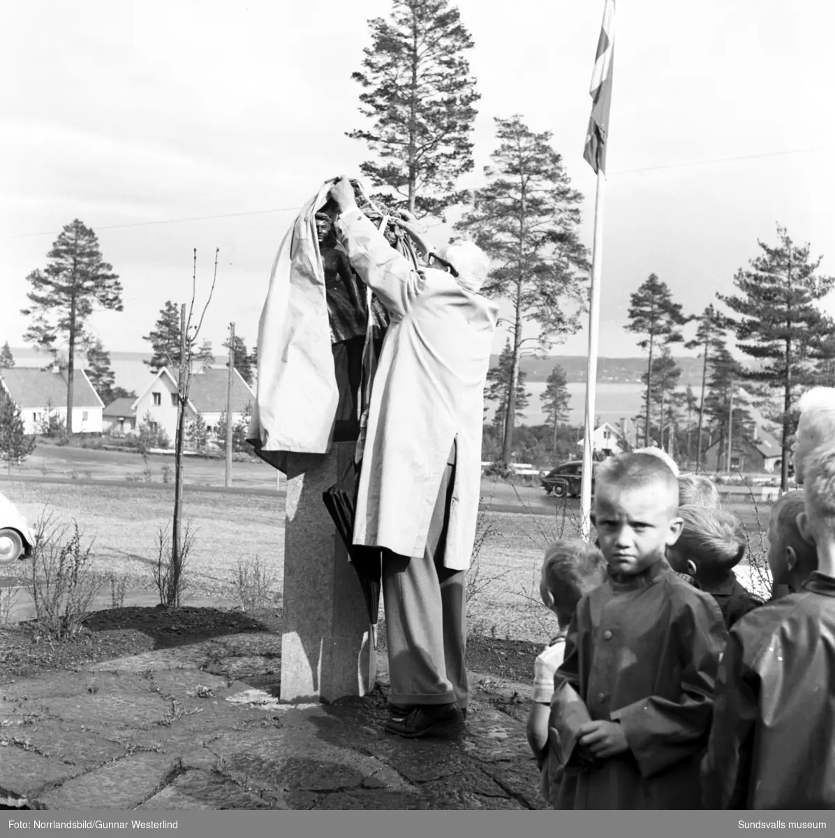 Avtäckningsceremoni för bronsskulpturen Smålandsflickorna av Thorvald Alef vid Tallbacken i Timrå.