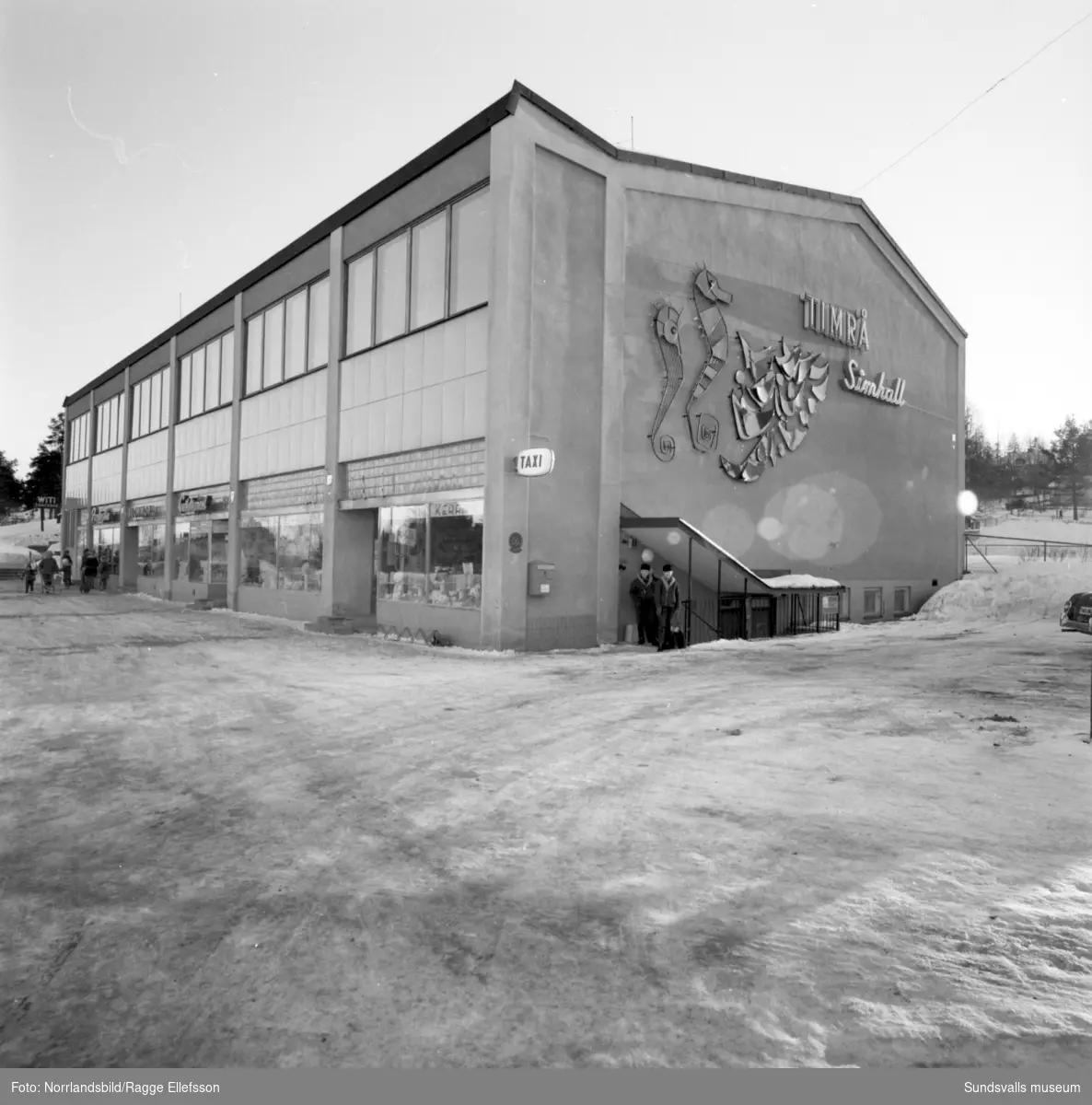 Diverse bilder från Timrå köping. Bland annat fasaddekoren vid simhallen, bronsskulpturen vid Tallbacken, Mariedalsskolan.