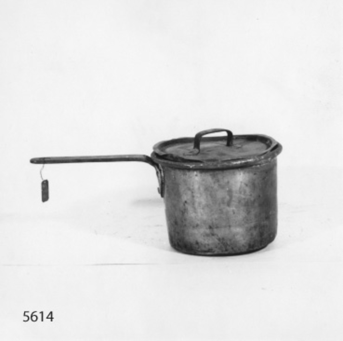 Kittel koppar med lock och försedd med handtag. Från 1862. Cylindrisk. Stämpel: Vanadis samt J och C G Bolinders Stockholm på handtaget.