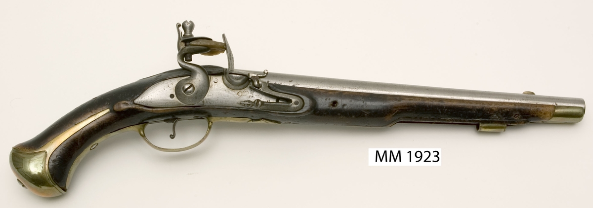 Pistol med flintlås, modell 1738. Stocken av svart trä. Rund pipa och mekanism av stål. Beslagen av mässing.
