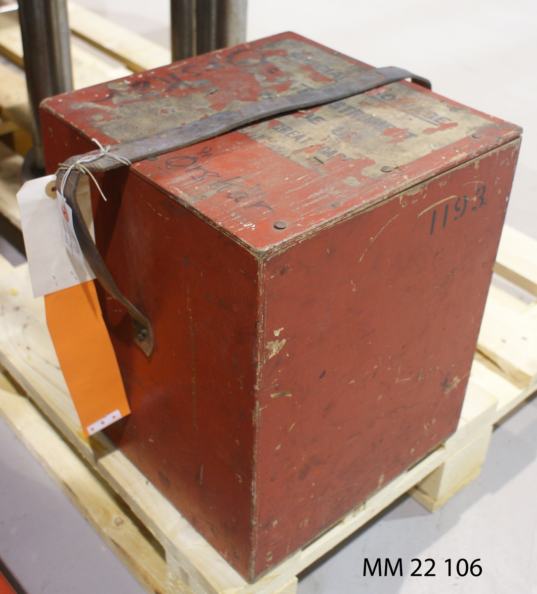Gyrokompass, reservdel. Brown gyrokompass A Type No 1193.
Förvaras i röd trälåda märkt "Örskär 1193".
I lådan lapp med text: "D/V Set AT 2 3/4 Turns. Kompassen provkörd den 13-9-66 u.a. Roland Sjödal". Dimensioner avser låda.
X 536.