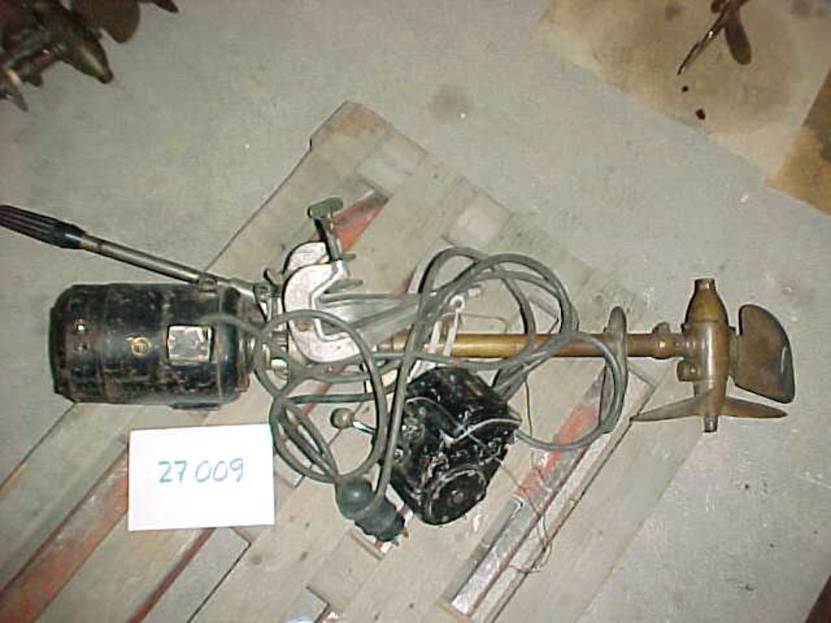 Elektrisk utombordsmotor, eventuellt av Elektrolux fabrikat. Med kabel och reglage. Motorn är byggd under andra världskriget. Förmodligen amatörbygge eller experiment på motor för alternativ energi.
Motorn har en rigg (upphängningsanordning) från en 1930-tals Archimedes utombordare.
