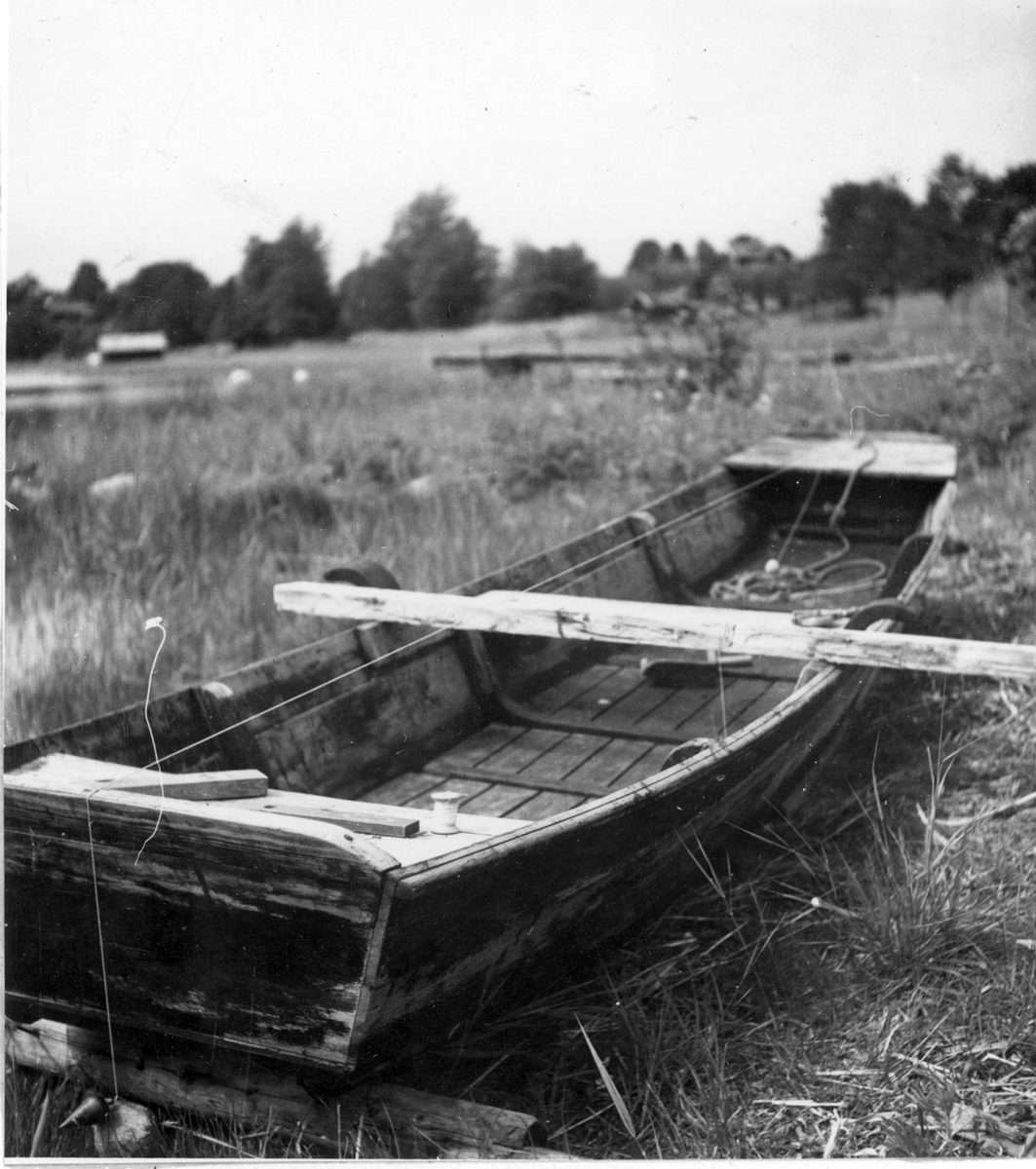 Uppland, Stockholms län, Frötuna skeppslag, Länna socken, Mora by. Flatbottnad eka, juni 1950