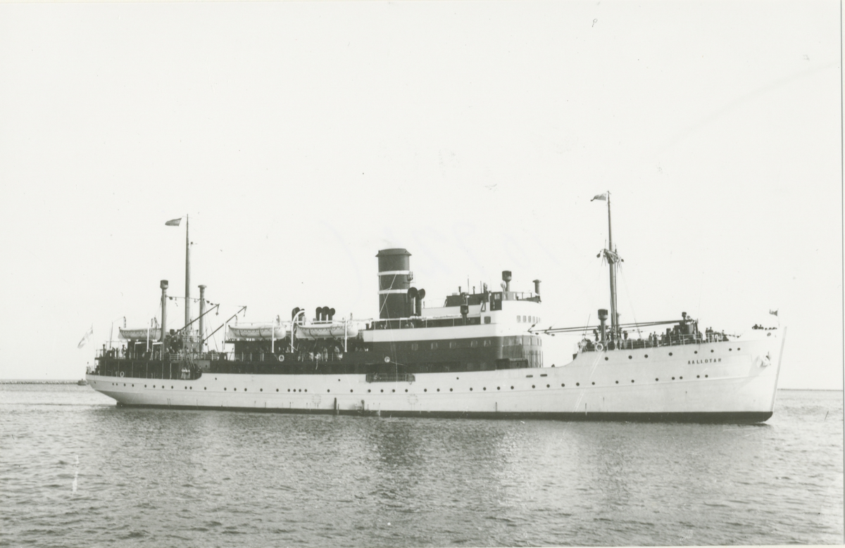 Foto i svartvitt visande passagerarångfartyg "Aallotar! av Helsingfors i Köpenhamn slutet av 1930-talet.