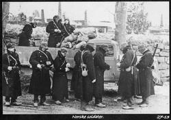 Soldater ved lastebil.