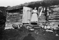 Kvinne på trappa på Sy-Kvamsetra, melkespann utenfor ved set