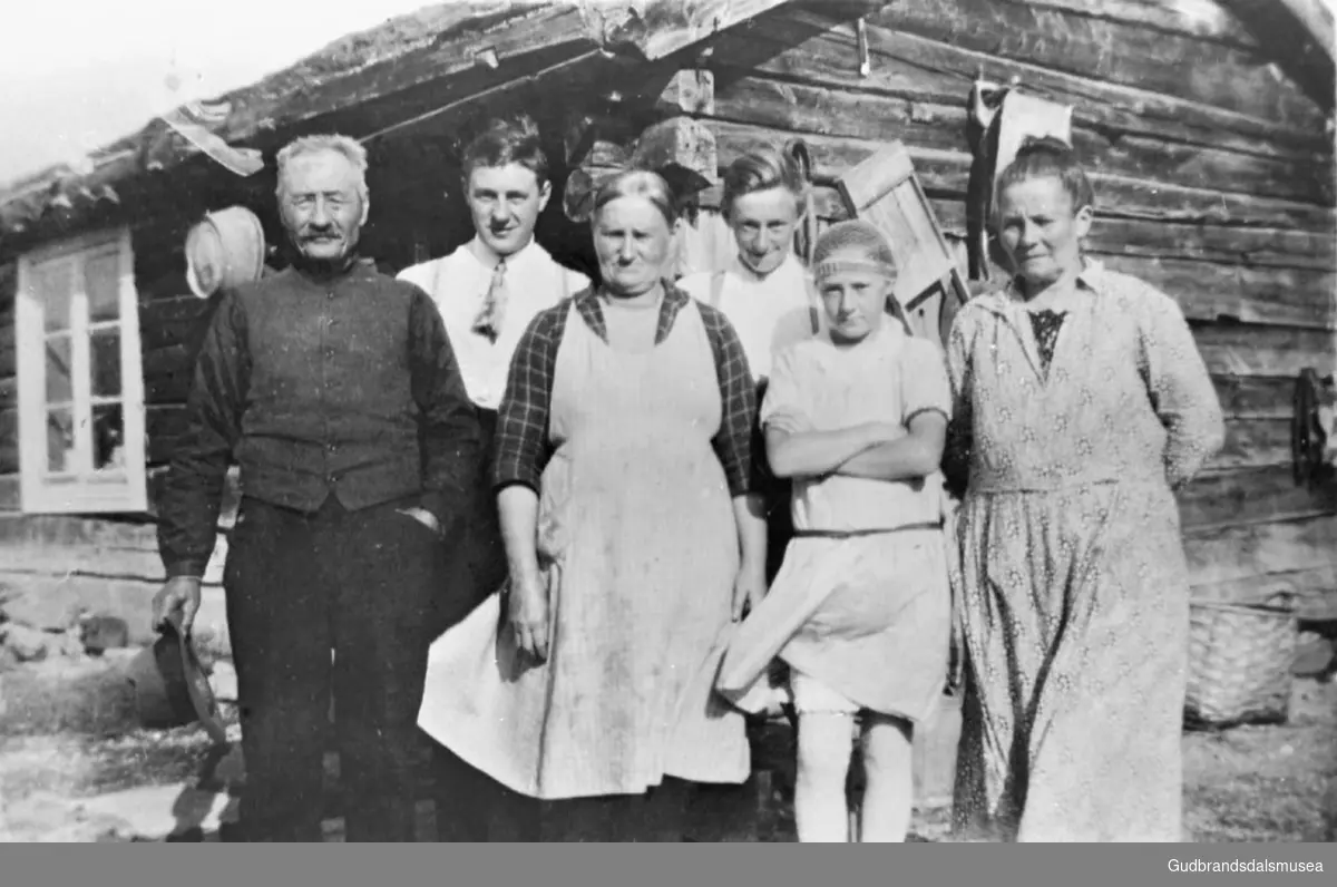 Seks personer foran huset på Moen i 1930.