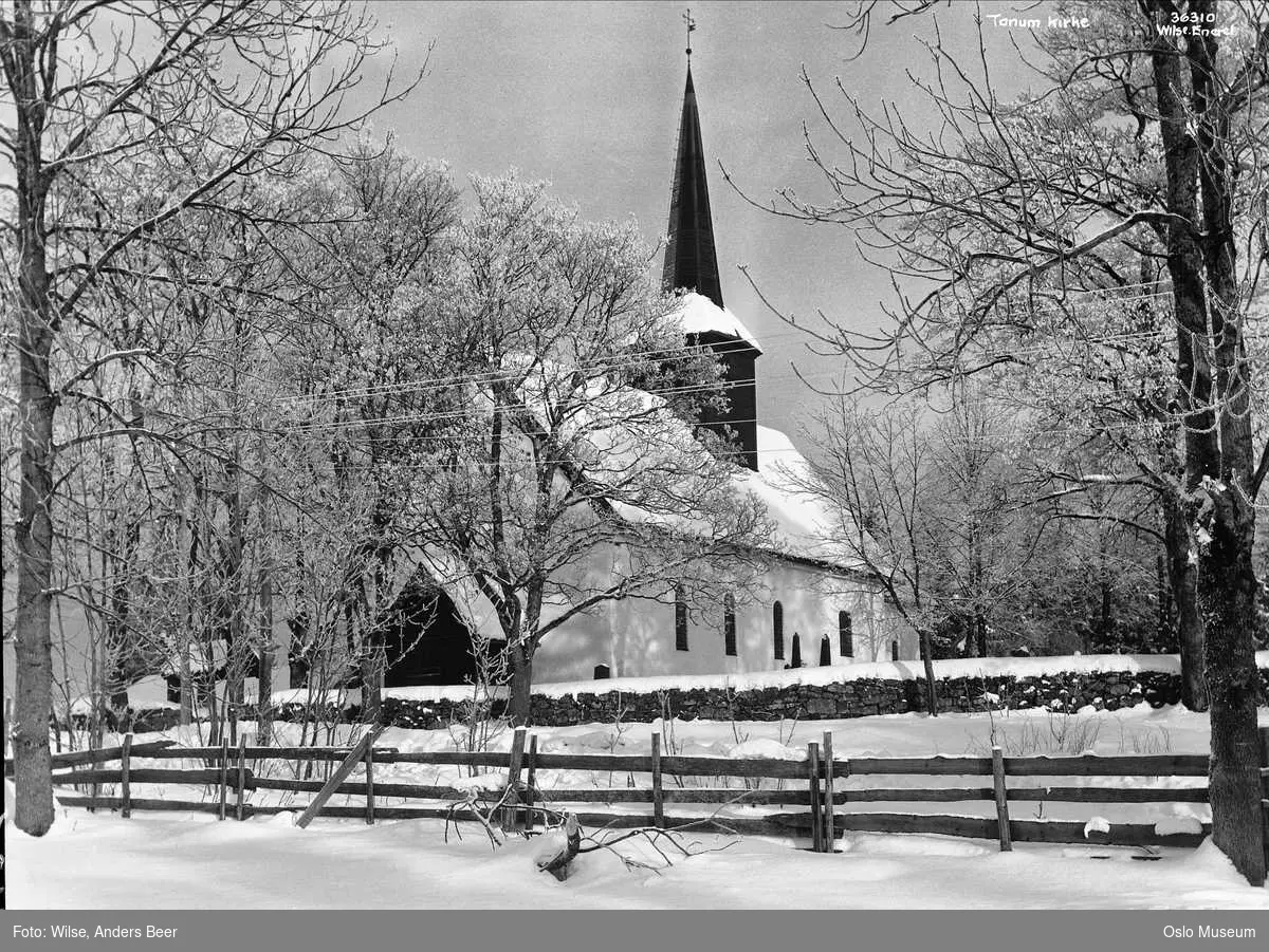 Tanum kirke, mur, gjerde, trær, snø
