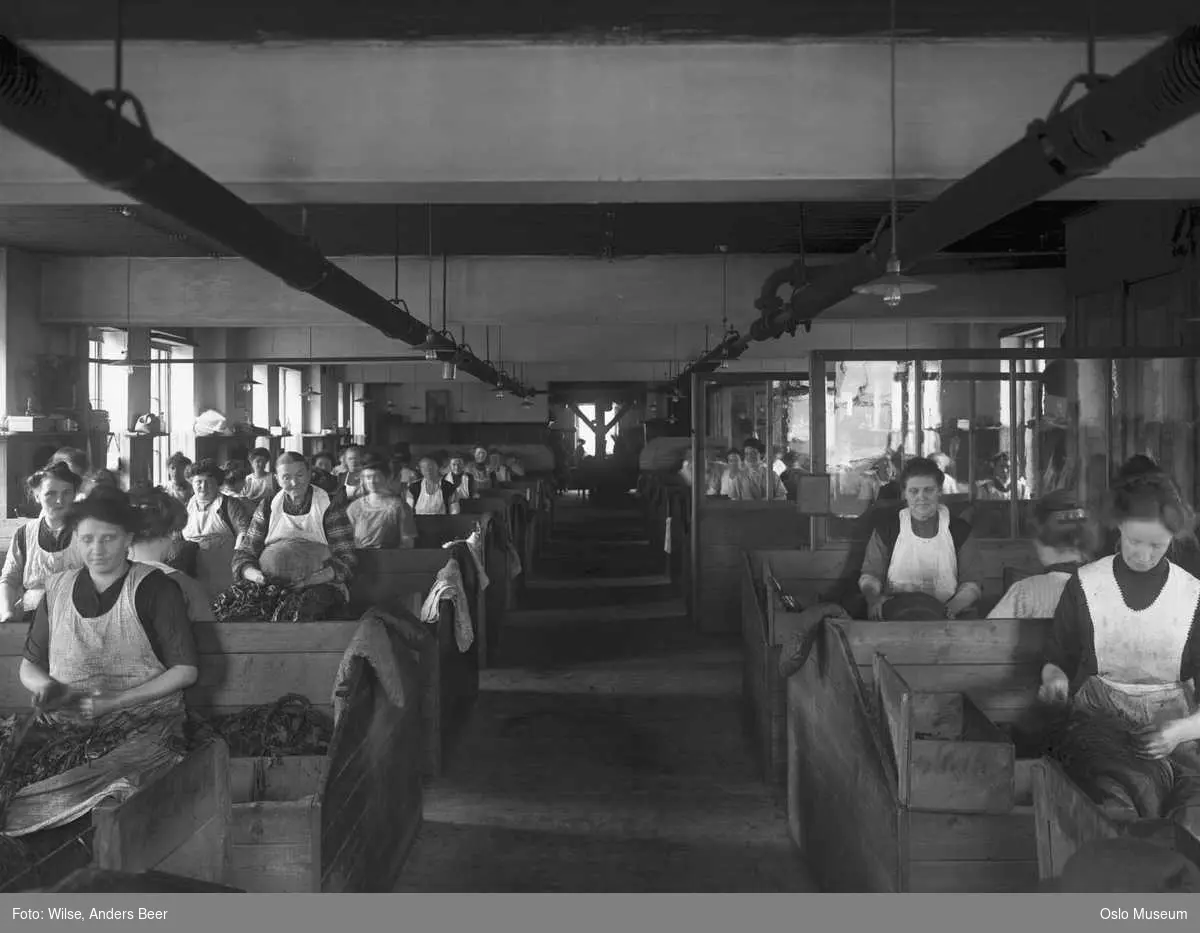 Conrad Langaards tobakksfabrikk, interiør, produksjonslokale, arbeidere, kvinner