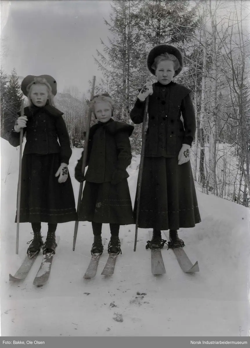 Tre jenter på ski, Hegna i Sigurdsrud
