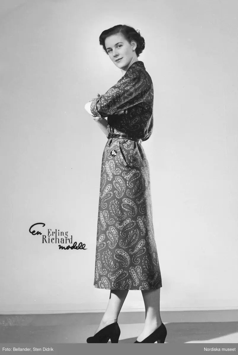 Modell i Paisley-mönstrad klänning och pumps, från Erling Richard.