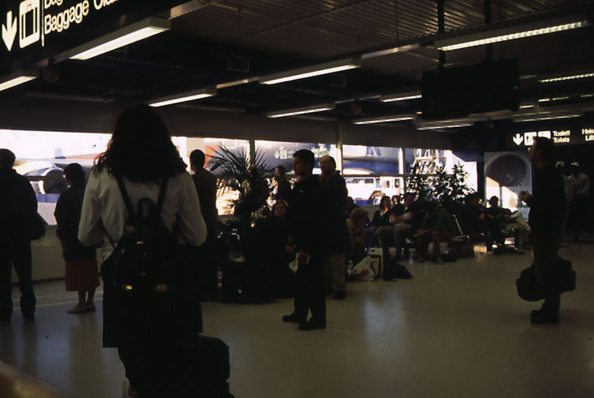 Lufthavn, portrett, flere personer i 1 venterom i terminalbygningen.