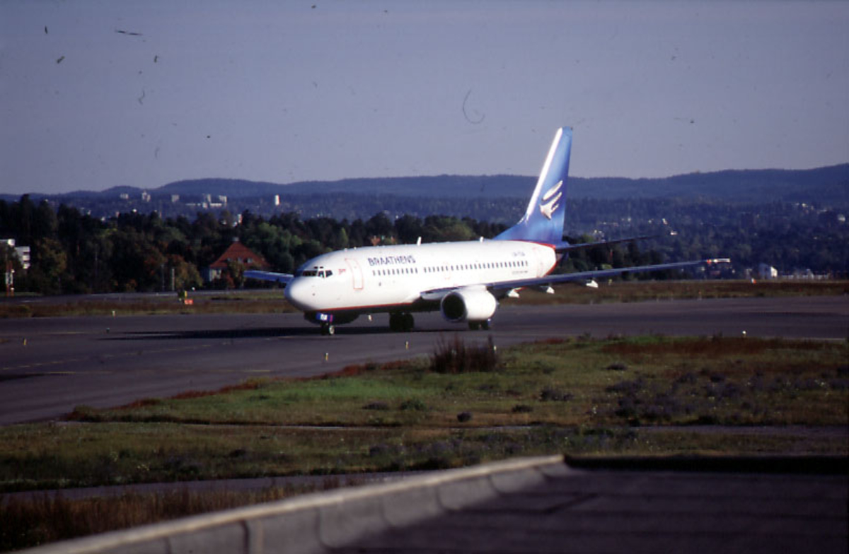 Lufthavn, 1 fly på bakken, Boeing 737 -705, LN-TUA "Ingeborg Eriksdatter" fra Braathens.